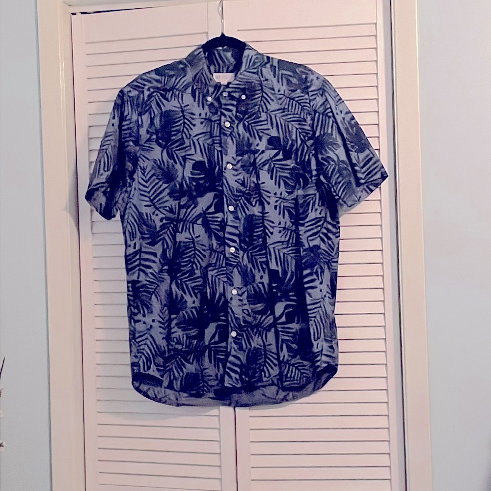 Men’s GAP shirt